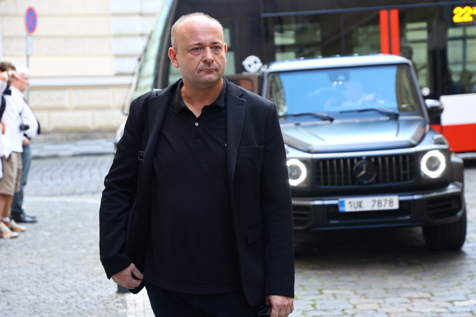 FOTO: David Novotný přichází na zádušní mši za Jiřího Krampola. – stránka 32