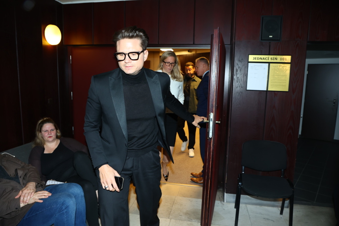FOTO: Ondřej Brzobohatý opouští soudní síň. – stránka 50
