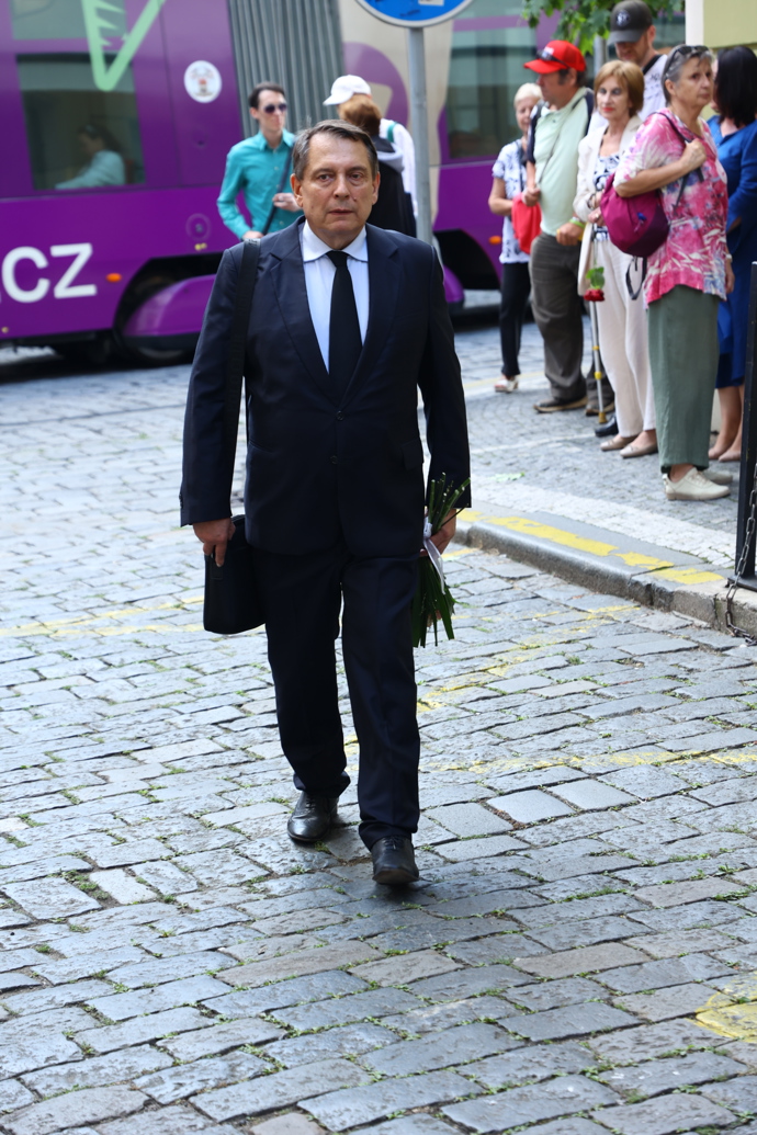 FOTO: Jiří Paroubek přichází na zádušní mši za Jiřího Krampola. – stránka 30