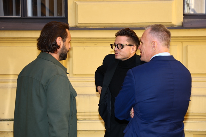 FOTO: Ondřej Brzobohatý před budovou soudu. – stránka 49