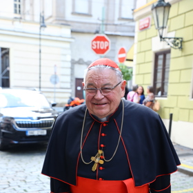 Zeman chce jít na pohřeb kardinála Duky.