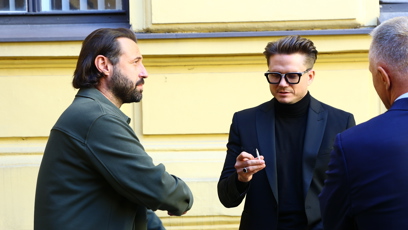 FOTO: Ondřej Brzobohatý si dal cigaretu.