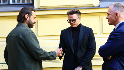 FOTO: Ondřej Brzobohatý si dal cigaretu.