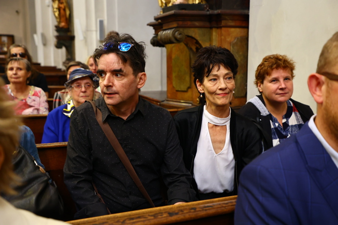 FOTO: Monika Kvasničková v kostele. – stránka 18