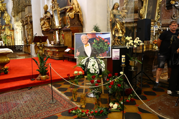 FOTO: Zádušní mše za Jiřího Krampola se uskutečnila 8. září. – stránka 17
