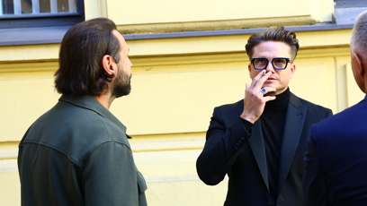 FOTO: Ondřej Brzobohatý si dal cigaretu.