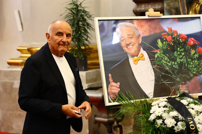 FOTO: Miloš Schmiedberger uspořádal zádušní mši v kostele sv. Tomáše.