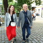 Na projekci prvního dílu seriálu Milionáři přišel Miroslav Táborský v doprovodu své ženy Kateřiny.