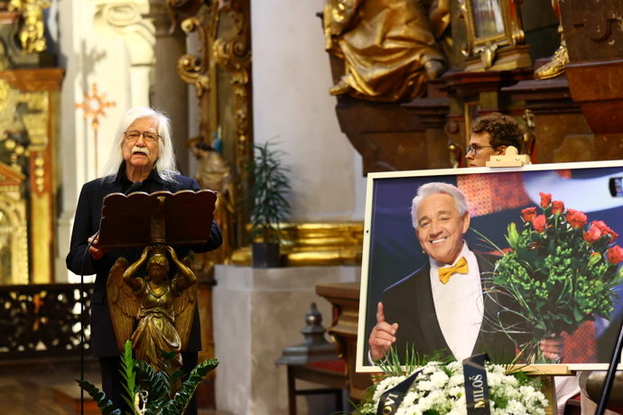 FOTO: Čtení z bible se ujal básník a  spisovatel Josef Fousek. – stránka 12