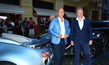 Filip Turek a Richard Chlad dorazili v luxusních vozech značky Bugatti a na pár minut zablokovali dopravu před FU klubem.