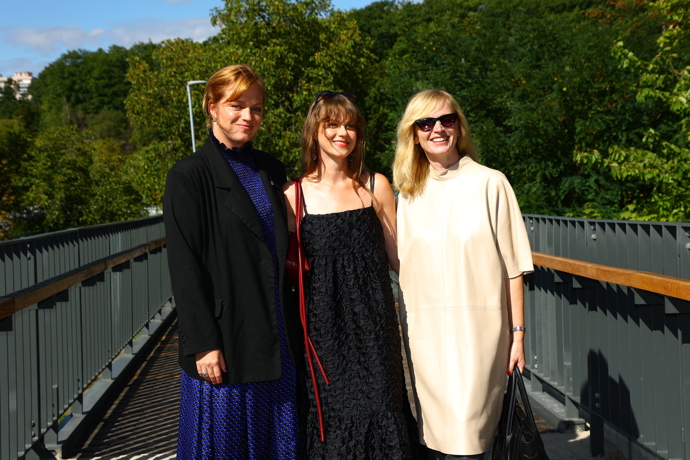 FOTO: Ester Geislerová, Jenovéfa Boková, Aňa Geislerová. – stránka 8