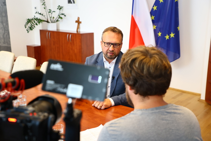 FOTO: Marian Jurečka během natáčení rozhovoru. – stránka 7