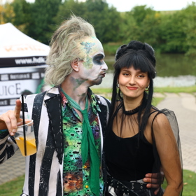 Ines Ben Ahmed jako Lydie a Jan Sklenář jako Beetlejuice.
