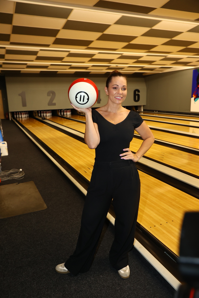 FOTO: Zpěvačka Michaela Nosková si zahrála bowling. – stránka 8