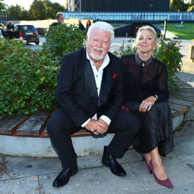 Zpěvák Milan Drobný s manželkou, která se rozhodla pro černou barvu outfitu.