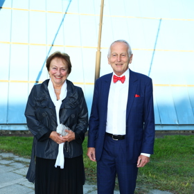 Kardiochirurg Jan Pirk oblékl tmavě modrý oblek a jako vždy si neodpustil červeného motýlka - snad kvůli těm upírům. 