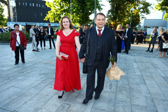 FOTO: Jiří Paroubek s partnerkou Gabrielou. – stránka 4