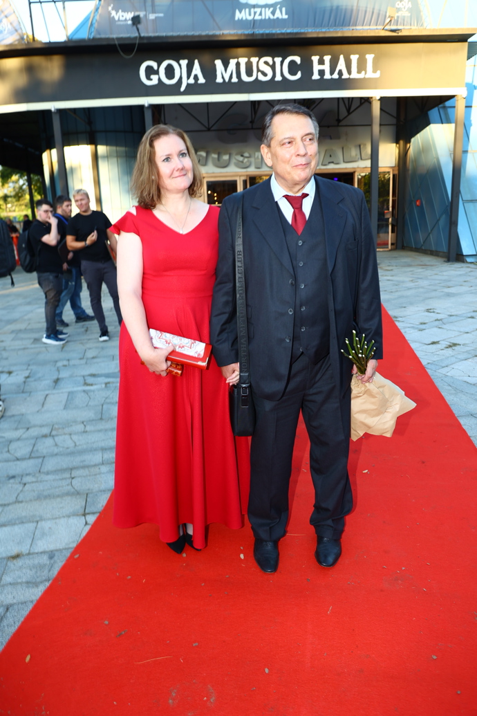 FOTO: Jiří Paroubek s partnerkou na premiéře Plesu upírů. – stránka 3