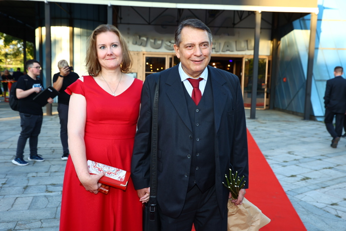 FOTO: Jiří Paroubek zavítal s partnerkou na premiéru Plesu upírů. – stránka 1