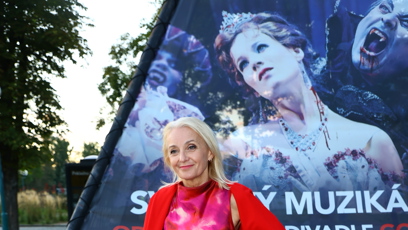 FOTO: Veronika Žilková dorazila na premiéru muzikálu Ples upírů.