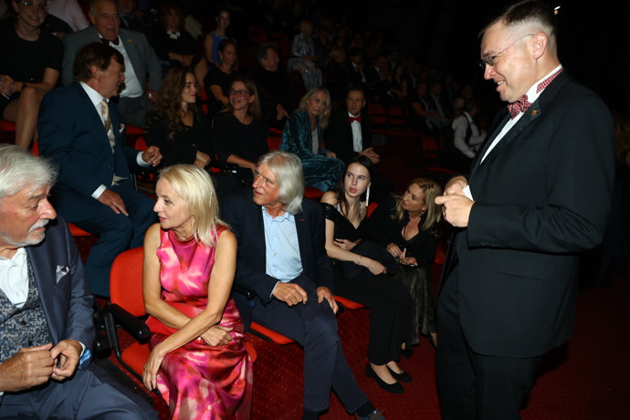 FOTO: Veronika Žilková s Ivanem Hubačem na muzikále Ples upírů. – stránka 3