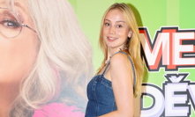 Anička Kadeřávková ve džínovém outfitu.