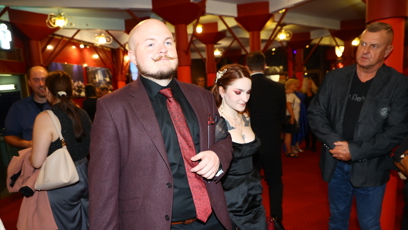 FOTO: Artur Štaidl přišel na premiéru muzikálu Ples upírů s doprovodem.