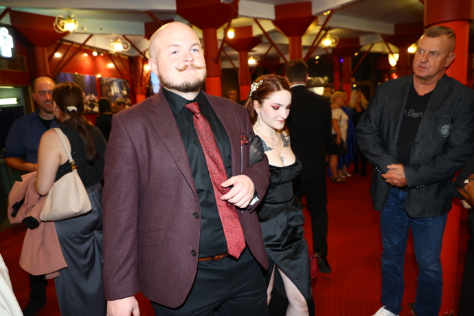 FOTO: Artur Štaidl přišel na premiéru muzikálu Ples upírů s doprovodem. – stránka 10