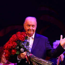 František Janeček obdržel puget růží.