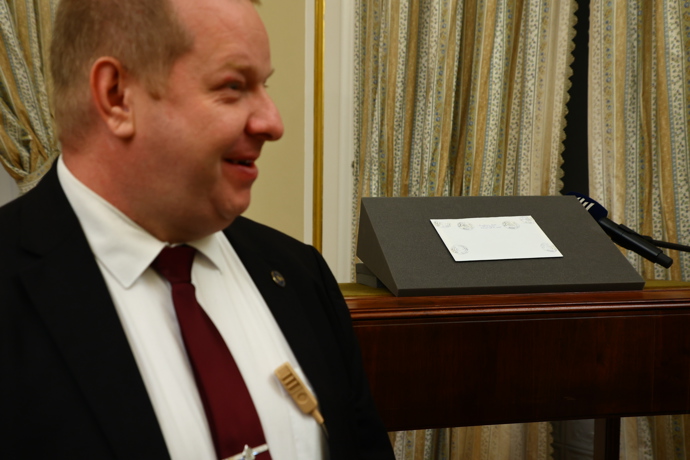 FOTO: Otevírání dopisu od Tomáše Garrigue Masaryka. – stránka 16