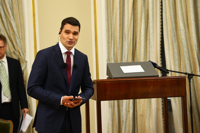 FOTO: Daniel Stach s dopisem od Tomáše Garrigue Masaryka. – stránka 13