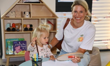 Andrea bere svou dceru všude.