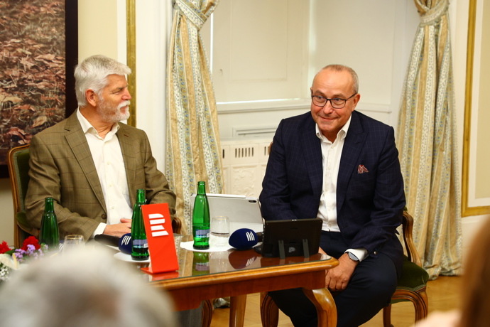FOTO: Petr Pavel s moderátorem Janem Pokorným. – stránka 13