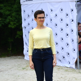 Olga Richterová nosí s oblibou také kalhoty. S ohledem na svoji výšku správě sahá po těch s vysokým pasem.