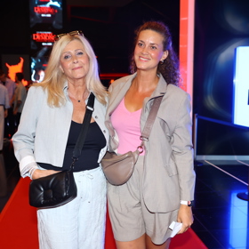 Obě zvolily coby doplněk crossbody kabelky. 