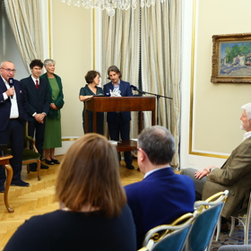 Otevírání dopisu od TGM.