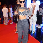 Sharlota byla tentokrát odvážná - oblékla džínové bolerko a sportovní podprsenku, k tomu šedé baggy jeans ve stejném odstínu. 