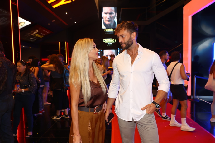 FOTO: Sympatická Denise Ayverdi. – stránka 14