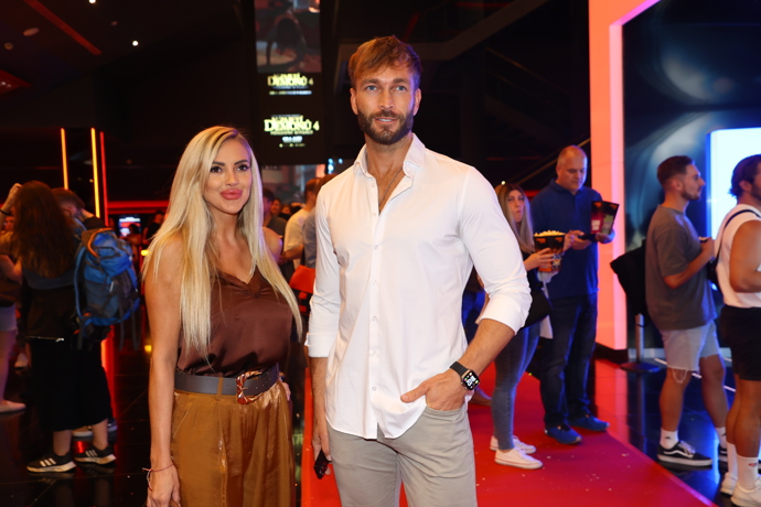 FOTO: Influencerka Denise Ayverdi s doprovodem. – stránka 12