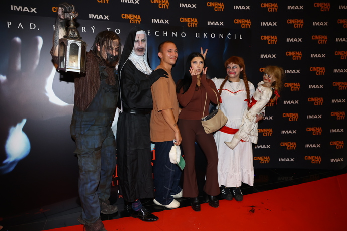 FOTO: Zpšvačka Pam Rabbit na premiéře. – stránka 7