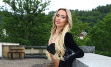 Natálie Kočendová je sexy.