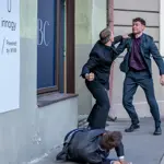 Před kulečníkovým klubem dojde k drsné rvačce. 