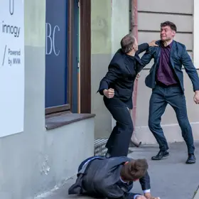 Před kulečníkovým klubem dojde k drsné rvačce. 