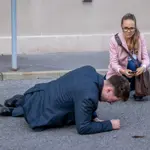 Celou událost náhodou uvidí Soňa. Rozhodne se toho využít a přitlačí na starostu Jirku Hložánka, který s tím ale nemá nic společného.
