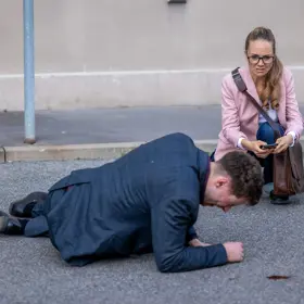 Celou událost náhodou uvidí Soňa. Rozhodne se toho využít a přitlačí na starostu Jirku Hložánka, který s tím ale nemá nic společného.