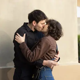 ...Denis a Daniela se políbí.