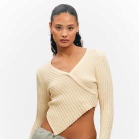 Umělé materiály svetrů jsou něco, čemu byste se měly vyhnout. 