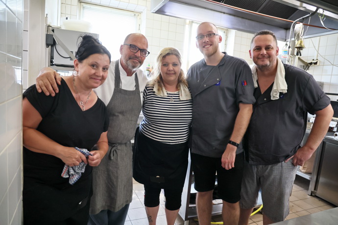 FOTO: Zdeněk Pohlreich s týmem z restaurace Na Čertovce. – stránka 2