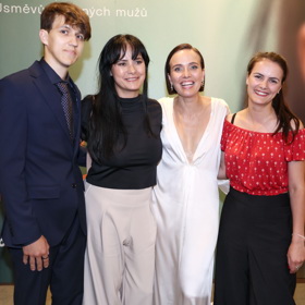 Sára Voříšková přišla podpořit svou sestru na premiéru filmu Zápisník alkoholičky.