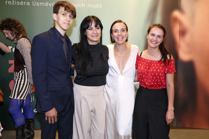 FOTO: Sára Voříšková přišla podpořit svou sestru na premiéru filmu Zápisník alkoholičky. – stránka 5